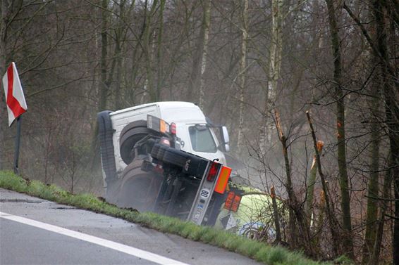 Tankwagen met zoutzuur gekanteld - Lommel