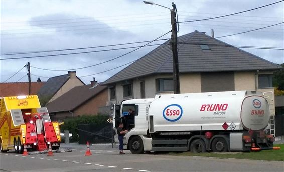 Tankwagen rijdt zich vast - Peer