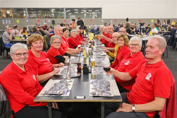 Tennishal Koersel loopt vol voor eetdag - Beringen