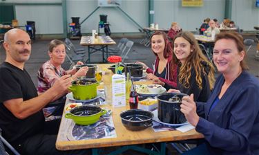 Tennishal loopt vol voor eetdag tennis Koersel - Beringen