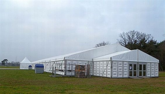 Tent wacht op beurs - Neerpelt