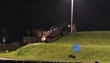 Bree - Terreinwagens rijden over verhoogde rotonde