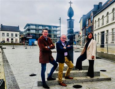 Terug een perroen op de markt van Beringen - Beringen