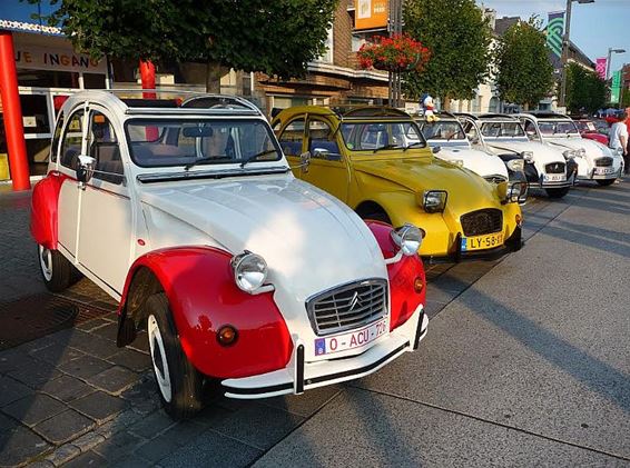 Tientallen 2CV's in het centrum - Peer