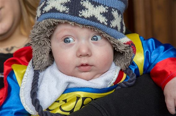 Toch volk voor carnavalstoet ondanks regen - Overpelt