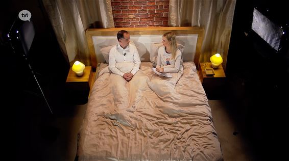 Tom Cox in bed bij TV Limburg - Hamont-Achel