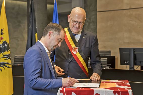 Tom Cox legt de eed af bij de Gouverneur - Hamont-Achel