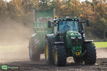 Tractors in Hamont-Achel die de grens oversteken - Hamont-Achel