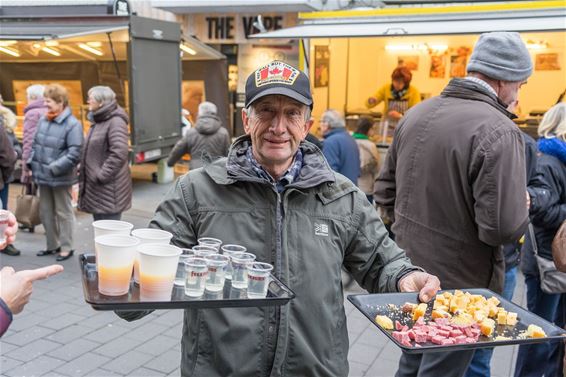 Traktatie op de weekmarkt - Neerpelt