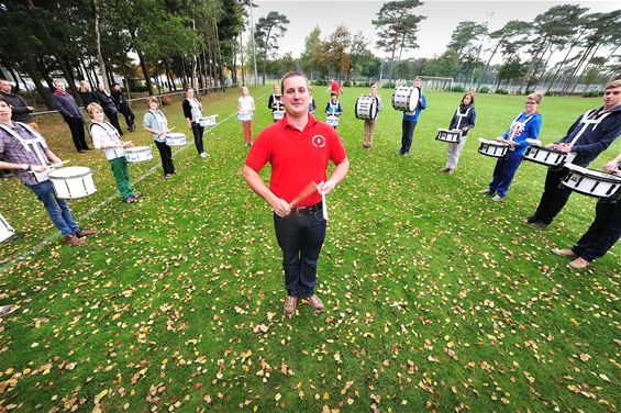 Trommelkorpsen en showbands in De Soeverein - Lommel