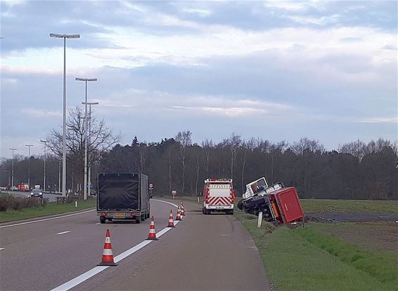 Truck met oplegger belandt in berm - Lommel