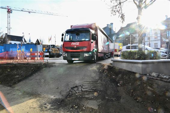 Truck rijdt zich vast op markt - Beringen