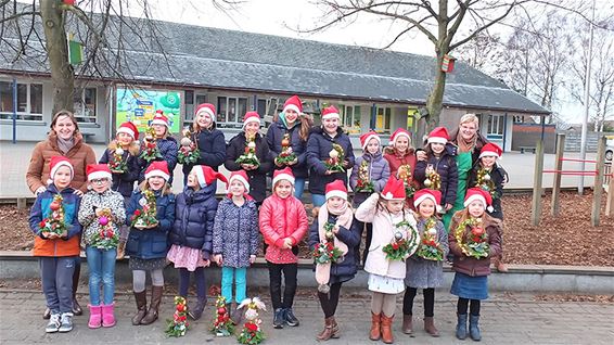 Tuinhier leert kinderen Kerstbloemstukje maken - Lommel