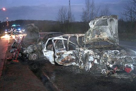 Twee auto's in brand op Lindelsebaan - Overpelt
