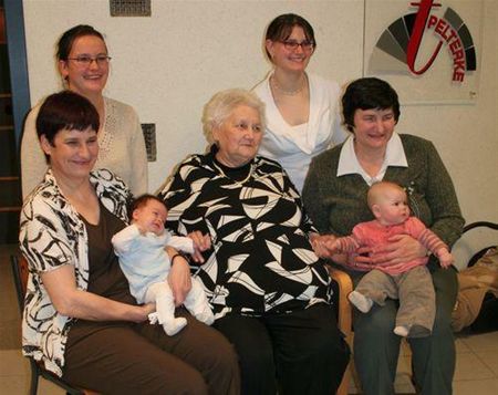 Twee keer vier generaties bij 'moeke' - Hamont-Achel & Pelt