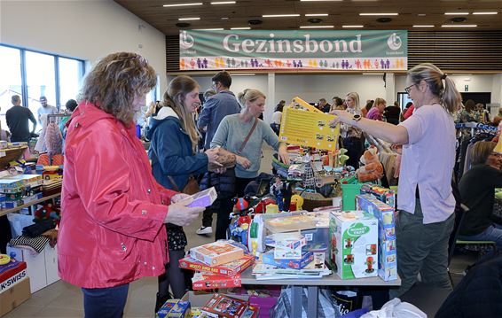 Tweedehandsbeurs Gezinsbond lokte veel volk - Beringen