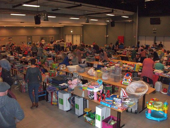 Tweedehandsbeurs van Gezinsbond geslaagd - Hamont-Achel