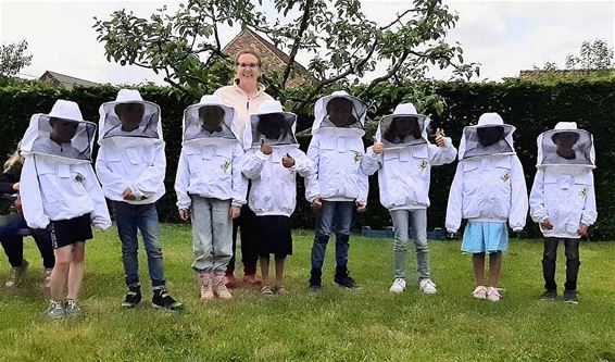 Tweedejaars op bezoek bij imker Suzanne - Peer