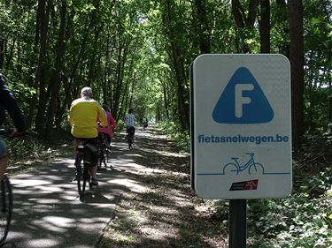 U rijdt op een fietssnelweg