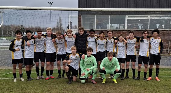 U16 van Esperanza Pelt vieren kampioenschap - Pelt