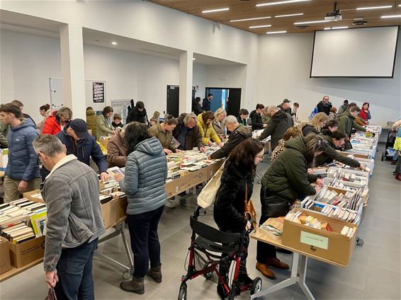 Uitverkoop boeken lokt veel volk - Beringen