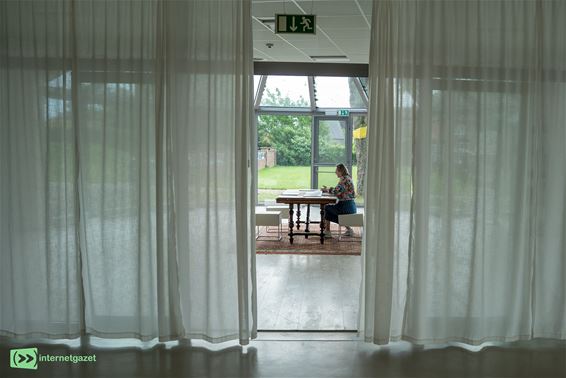 Unieke oude portretten... door de gordijnen heen - Pelt