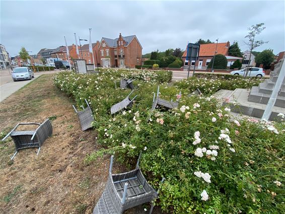 Vandalen gooien stoelen in perkje - Beringen