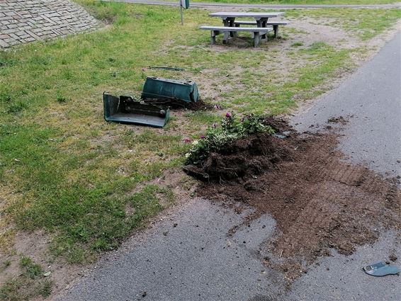 Vandalen vernielen bloembakken - Pelt