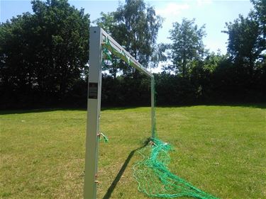 Vandalen vernielen voetbalgoal in de Bloemenwijk - Beringen