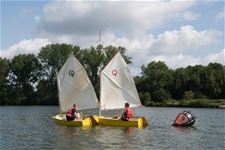 Vandalen vernielen zeilbootje - Beringen