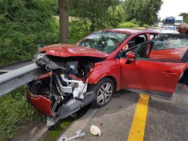 Vangrail doorboort auto op E313 - Beringen