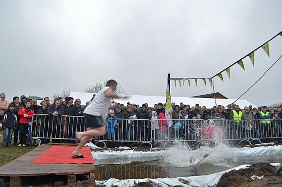 Veel belangstelling voor nieuwjaarsduik - Lommel