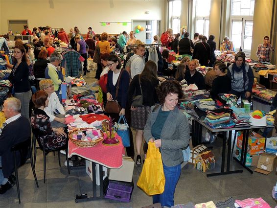 Veel bezoekers voor tweedehandsbeurs - Neerpelt