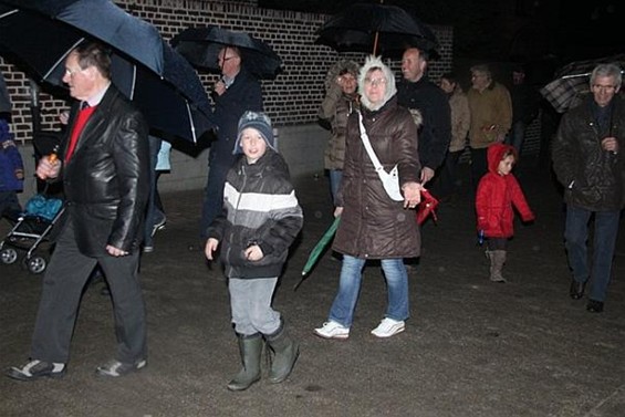 Veel deelnemers aan theelichtjeswandeling - Meeuwen-Gruitrode