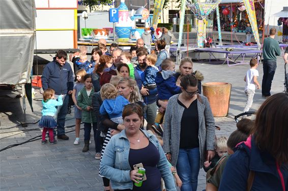 Veel kinderen aan de kermisballenautomaat - Lommel