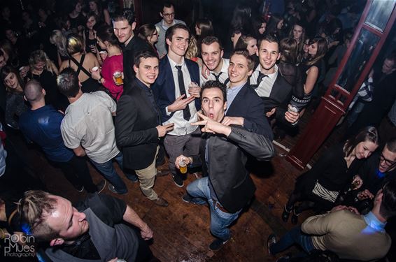 Veel volk en ambiance in spiegeltent - Lommel