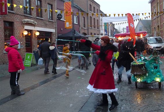 Veel volk op de kerstmarkt - Peer