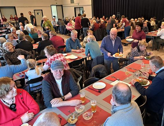 Veel volk op het 'Breugeliaans eetfestijn' - Pelt