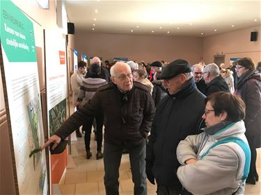 Veel volk op infomarkt verhoging bruggen - Beringen