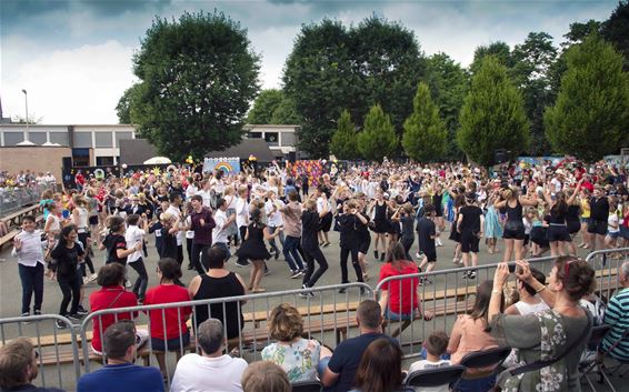 Véél volk op schoolfeest Boudewijnschool - Lommel