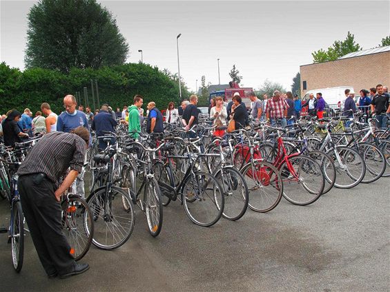 Veel volk voor 113 fietsen - Neerpelt