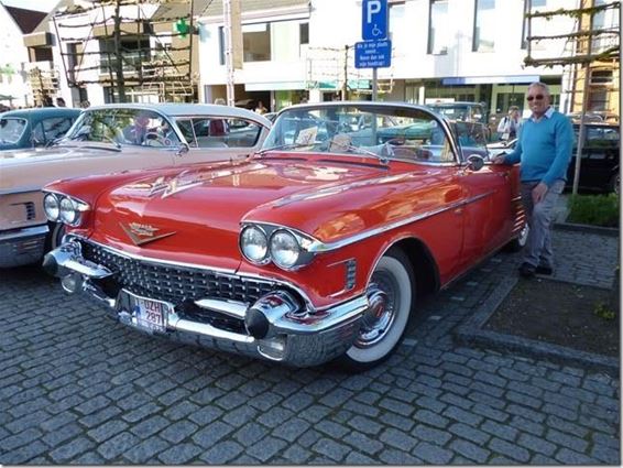 Veel volk voor de oldtimers - Peer