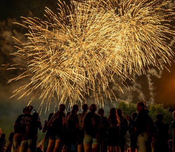 Veel volk voor EMJ-vuurwerk. - Pelt
