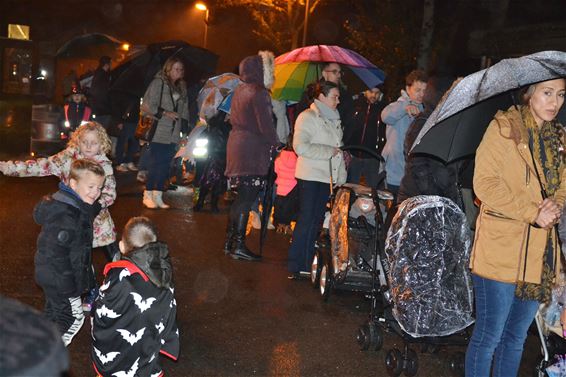 Veel volk voor Halloween ondanks slechte weer - Lommel