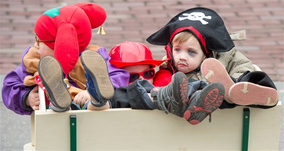 Veel volk voor kindercarnavalstoet centrum - Neerpelt