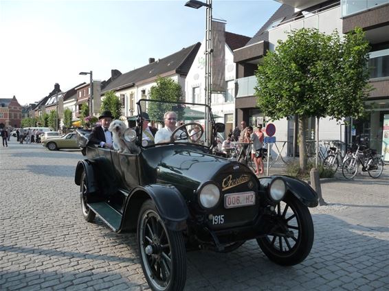 Veel volk voor oldtimers - Peer