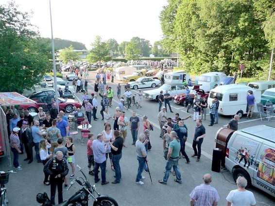 Veel volk voor oldtimers - Peer