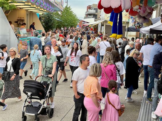 Veel volk op Paal kermis - Beringen