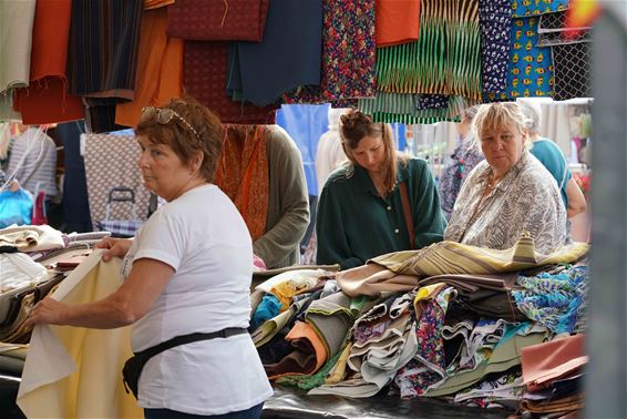 Veel volk voor Stoffenmarkt - Lommel