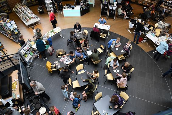 Veel volk voor verwendag in de bib - Beringen